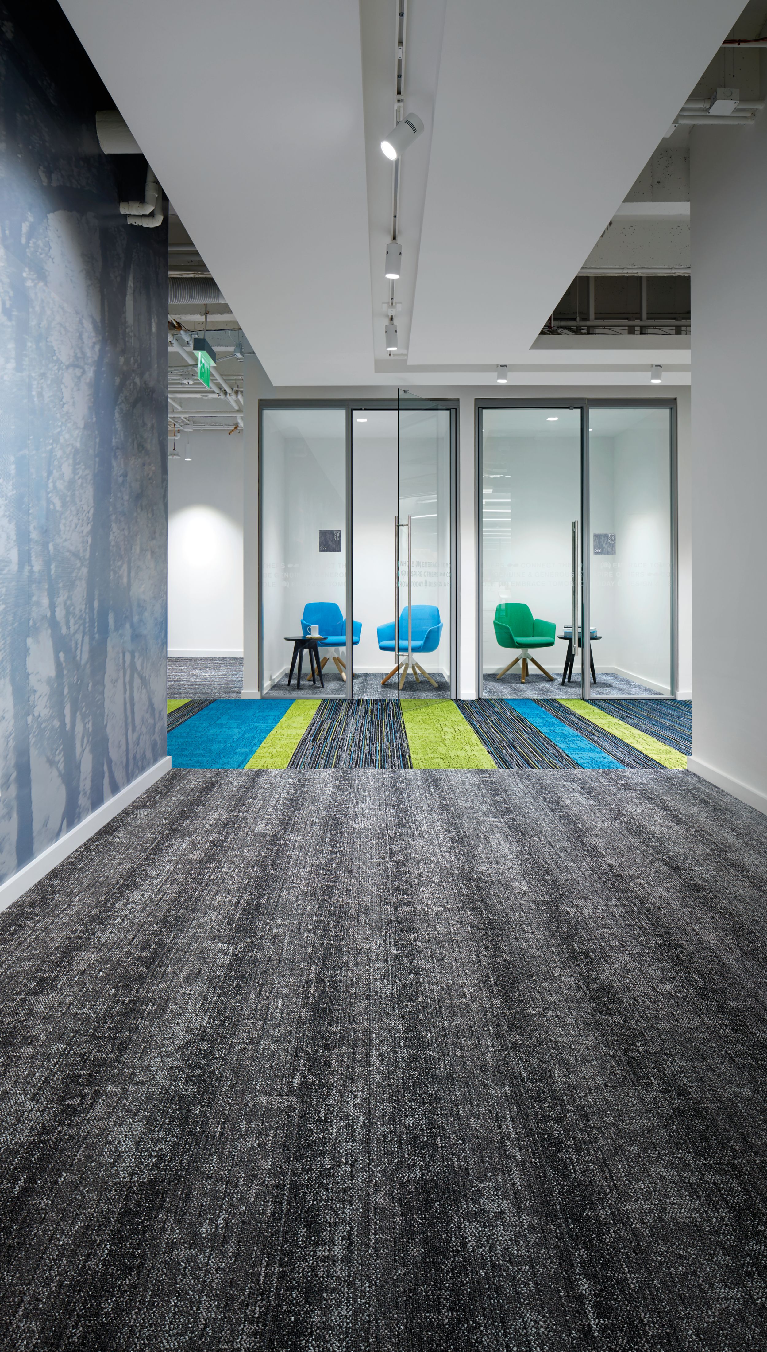 Interface Video Spectrum and Veiled Brushwork carpet tile in office common area showing focus rooms numéro d’image 2